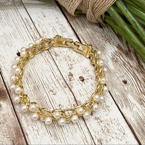 Richelieu Fan Shell Clasp Gold Faux Pearl Bracelet - Picture 1 of 16